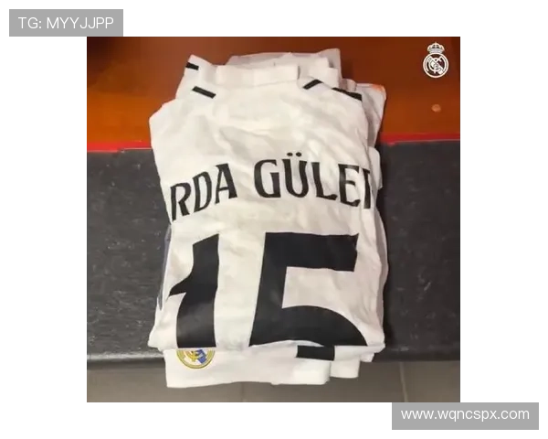 居莱尔皇马百场获赠纪念球衣